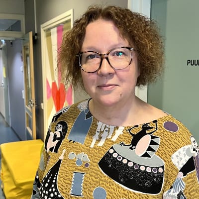 Mona Ylönen, varhaiskasvatuksen lastenhoitaja Kangasniemen päiväkodista Ylöjärveltä katsoo kameraan