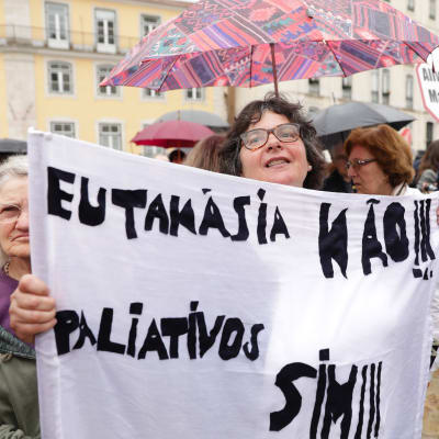 Eutanasian vastustajien mielenosoitus Portugalissa