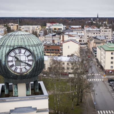 Strenbergin tupakkatehtaan kellotorni ja Pietarsaaren kaupunkia. 