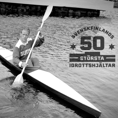 Thorvald Strömberg sitter i sin kanot 1952. Logon för Svenskfinlands 50 största idrottshjältar.