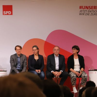 Ungefär hälften av kandidaterna som ställer upp i de tyska socialdemokraternas ordförandeval sitter på en scen.