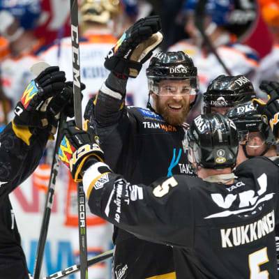 Jani Hakanpää Kärpät juhlii