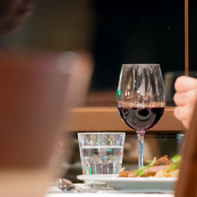 Kaksi anonyymia pukumiestä ilalla syömässä, Ravintola Loiste, 17.10.2016.