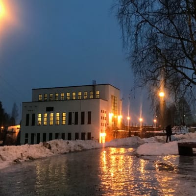 Katu on todella liukkaan jään peitossa Kajaanin keskustassa.