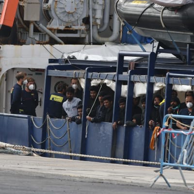 Pakolaisia laivalla Italian Catanian satamassa 6. marraskuuta.