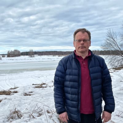 Pellon kunnan tekninen johtaja Esa Kassinen seisoo Mätässaaren edustalla talvisessa maisemassa.