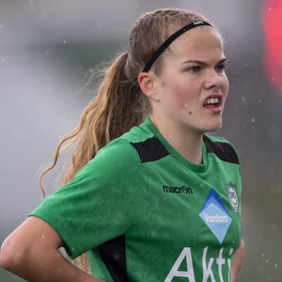 Nora Lehto grimaserar med händerna mot midjan.