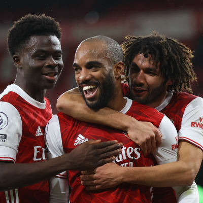 Arsenalspelare firar glatt tillsammans.