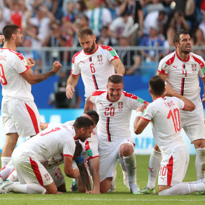 Serbian pelaajat juhlivat maalia.