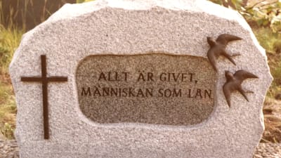 Liisa Berndtsons, Marit Berndtsons mors gravsten från 1984 och sedermera också Marits bror Klaus gravsten från 2004.