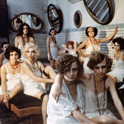 Roomalaisen bordellin työntekijöitä Lina Wertmüllerin elokuvassa Rakkautta ja anarkiaa (1973).