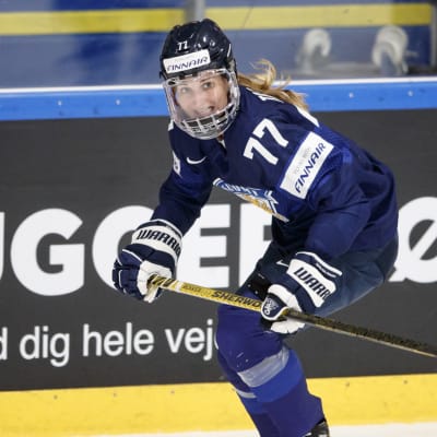 Susanna Tapani MM-ottelussa Kanadaa vastaan.