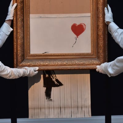 Banksys verk Balloon Girl, eller Love is in the Bin som den senare har omnämnts som, visas upp på Sotheby's i London.