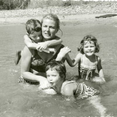 Ingrid Bergman badar tillsammans med sina barn