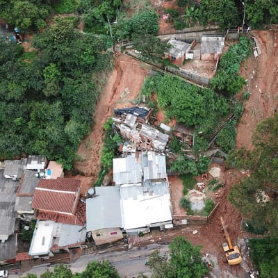 Bild tagen uppifrån av ett jordskred som rasat ner mot några hus i Belo Horizonte. 