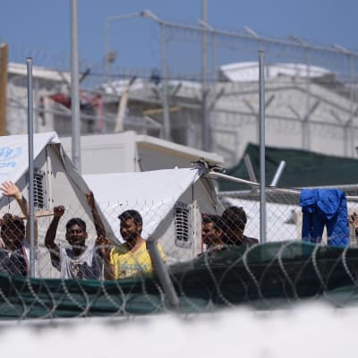 Migranter och flyktingar i Morialägret på Lesbos följde i somras med påven Franciskus besök på ön