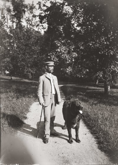 Frithiof Bredenberg med sin stora svarta hund.