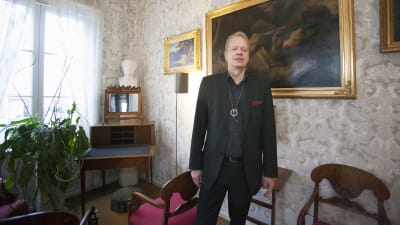 Författaren Peter Sandström i Runebergs hem i Borgå.