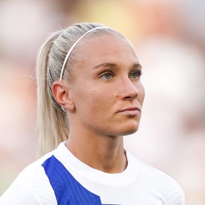 Emma Koivisto förbereder sig för en fotbollsmatch.