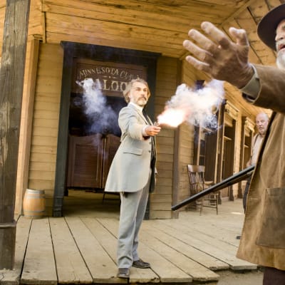 Christoph Waltz rollkaraktärer skjuter en man i filmen Django Unchained.