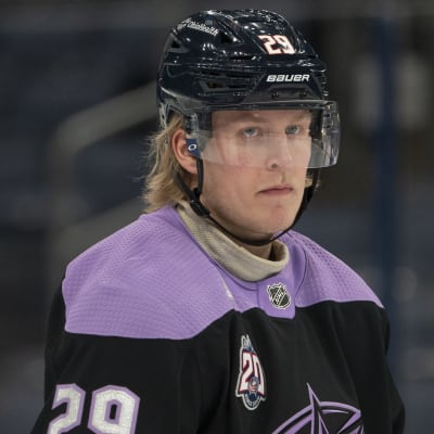 Patrik Laine ser allvarlig ut.