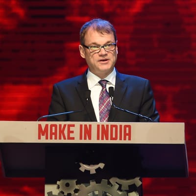 Statsminister Juha Sipilä håller tal under öppningsceremonin till företagsmässan "Make in India Week" den 13 februari 2016.