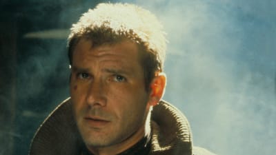 Rick Deckard (Harrison Ford) i närbild då han ser bekymrad ut.