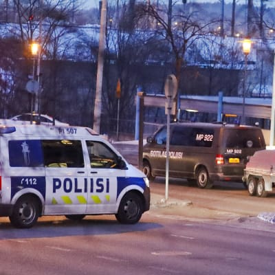 Polisen och försvaret på plats i Tammerfors.