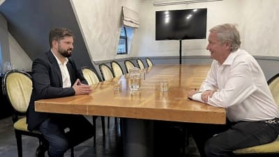 José Antonio Kast (till höger) åkte genast för att träffa Boric då det stod klart att Boric vunnit valet. 