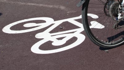 Cykelled på Köpmansgatan i Åbo.