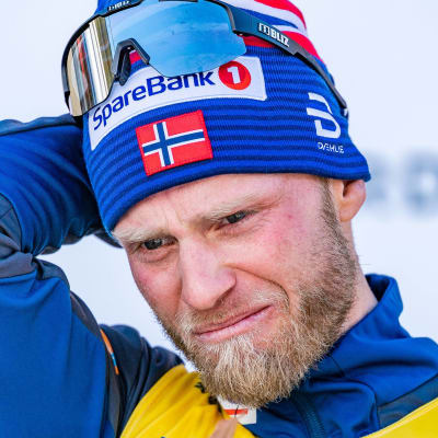 Martin Johnsrud Sundby står på prispallen.