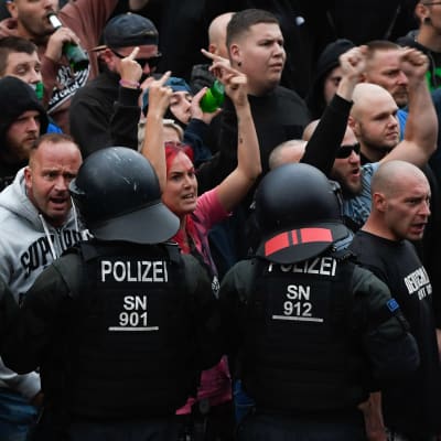 Chemnitzissä osoitettiin mieltä maahanmuuttoa vastaan saksankuubalaisen miehen puukotuksen jälkeen elokuussa 2018.