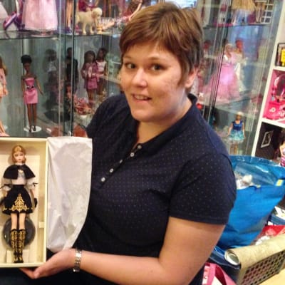 Heidi Veräjäntausta esittelee Barbie-nukkeaan.