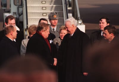 Martti Ahtisaari och Boris Jeltsin hälsar på varandra, 1997