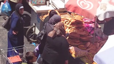 Kvinnor handlar på marknaden i Hebron