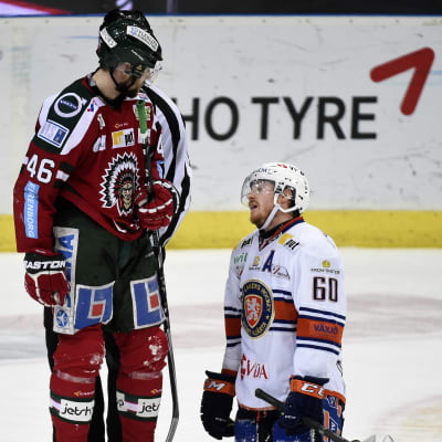 Frölundas Christoffer Persson i konversation med Växjös Erik Josefsson.