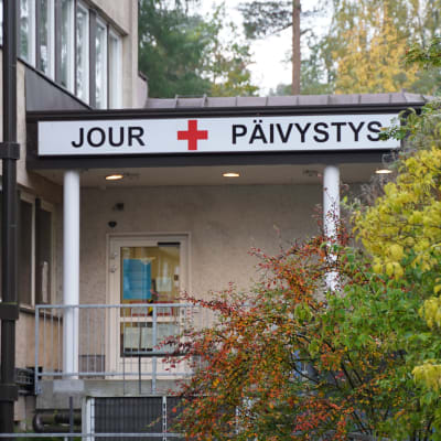 Ingången till jouren vid Raseborgs sjukhus. Fotograferat på hösten.