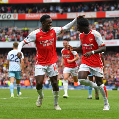 Spelare i Arsenal jublar.
