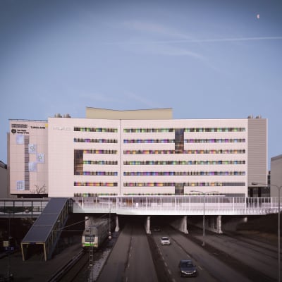 En bild på hur det nya Fyrsjukhuset vid ÅUCS ska se ut, en vit byggnad med färgglada fönsterkarmar.