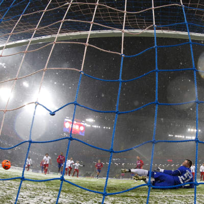 Bollen går i mål i matchen CSKA Moskva-Amkar Perm.
