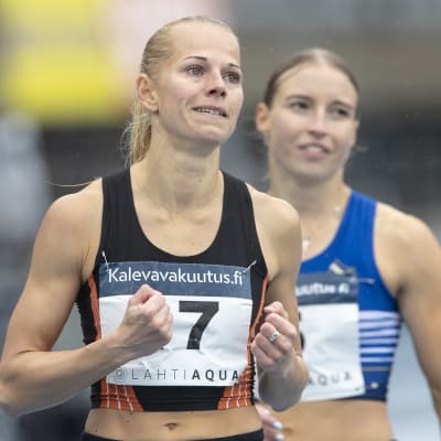 Jeanine Nygård jublar efter FM-brons på 400 meter.