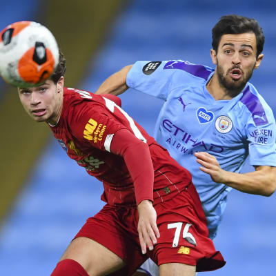 Neco Williams (till vänster) Liverpool och David Silvas Manchester City var de två bästa lagen säsongen 2020–21.