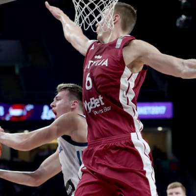Luka Doncic och Kristaps Porzingis i duell under korgen.