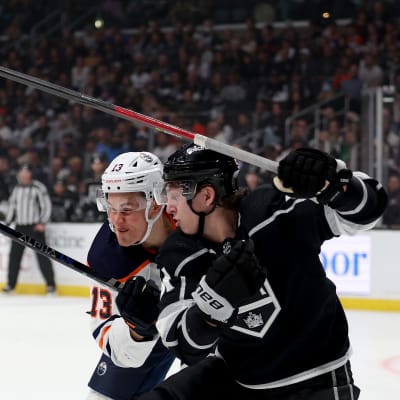 Jesse Puljujärvi taklaa Los Angeles Kingsin Sean Durzia.