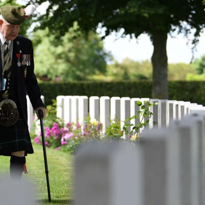 Krigsveteran John Lamont besöker gravar.