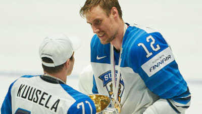 Marko Anttila räcker pokalen åt Kristian Kuusela.