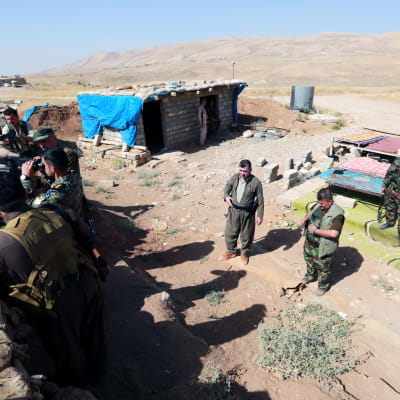 Kurdiska peshmergasoldater utanför byn Basheqa, i väntan på att rycka framåt mot Mosul.