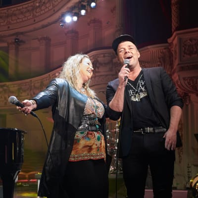 Anita Hegerland och Jari Sillanpää tillsammans på Alexandersteaterns scen.