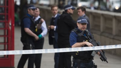 Beväpnad polis i Westminster, centrala London, efter att man gripit en terrormisstänkt man 27.4.2017