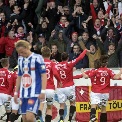 HIFK firar Joni Korhonens reduceringsmål mot HJK i april 2015.